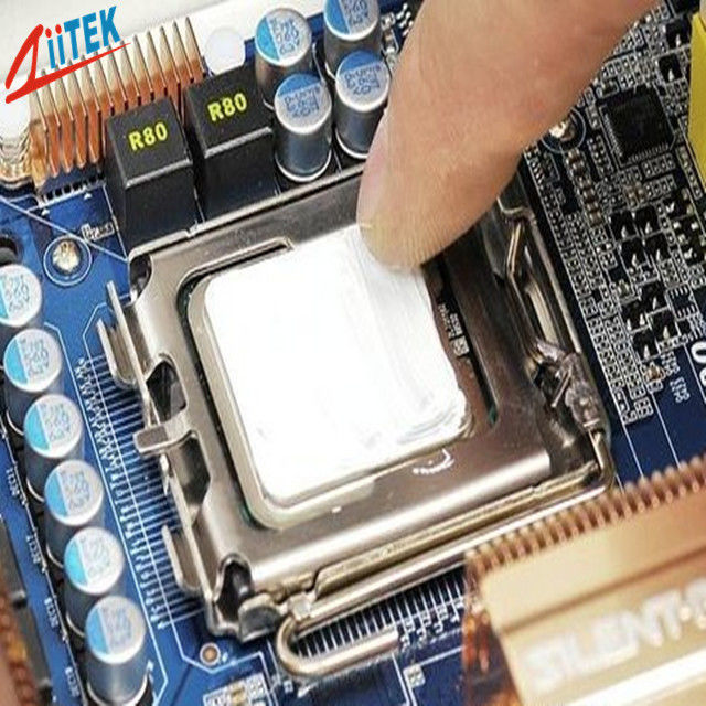 CPUの高温上昇温暖気流は満ちている低い熱抵抗の金属酸化物にグリースを塗る